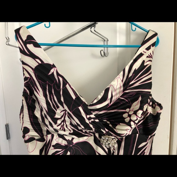 Formal dress, size 16, beautiful and flowing! - Picture 2 of 5